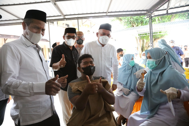Sekda Aceh dan Kadis Pendidikan Aceh memantau vaksinasi di sekolah. Foto: Disdik Aceh 