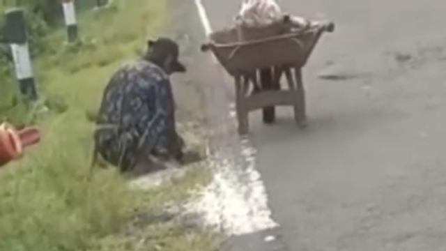 Kakek memungut beras di jalan. (Foto: @top_world_idn/Instagram)