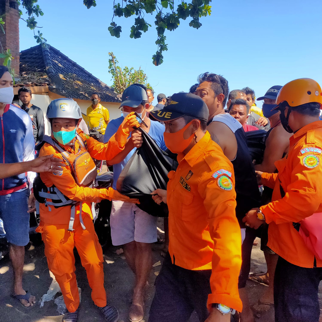 Evakuasi korban yang tewas saat melakukan spearfishing di Buleleng, Bali - IST