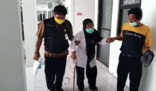 Viral momen pilu guru honorer berusia 53 tahun dan penderita stroke di Karawang, Jawa Barat, ikut tes PPPK. (Foto: Instagram/@@lambeturah_official)