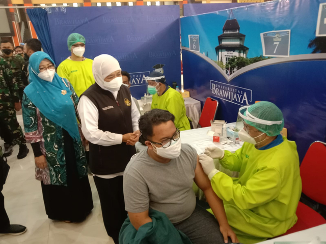 Gubernur Jatim, Khofifah Indar Parawansa saat meninjau vaksinasi di UB Malang