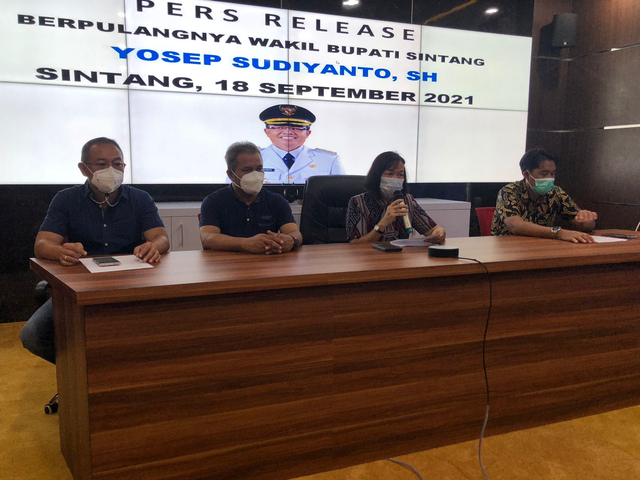 Sekda Sintang memberikan keterangan saat press release di Mini Command Center Pemkab Sintang. Foto: Yusrizal/Hi!Pontianak