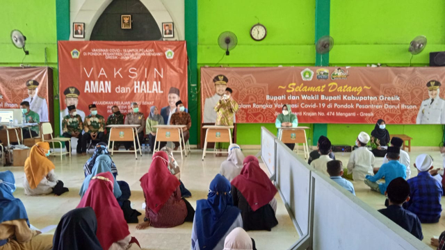 Kiai Mulyadi dan Dra. Aminatun Habibah, M.Pd. (Wakil Bupati Gresik)