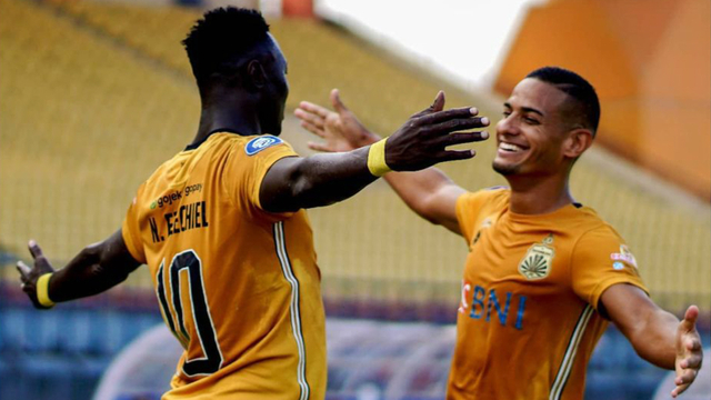 Pemain Bhayangkara FC, Ezechiel N'Douassel merayakan gol yang dicetak ke gawang Madura United. Foto: https://www.instagram.com/bhayangkarafc/