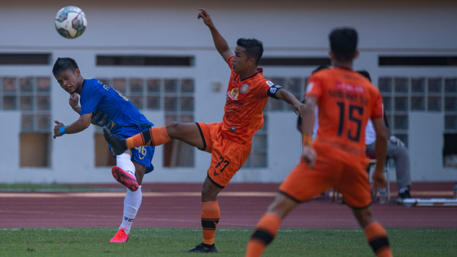 Pesepak bola PSIS Semarang Fredyan Sugiyantoro (kiri) berebut bola dengan pesepak bola Persiraja Banda Aceh Defri Rizki (tengah) dalam pertandingan pekan ketiga Liga 1 2020-2021, di Stadion Wibawa Mukti, Cikarang, Kabupaten Bekasi, Jawa Barat (19/9). Foto: Aditya Pradana Putra/ANTARA FOTO