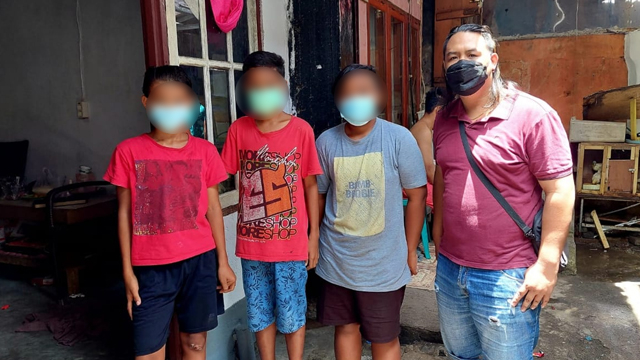 Polisi saat mendatangi rumah anak-anak yang viral karena dituding melakukan aksi kempis ban di pos ke luar parkir kawasan Megamas, Manado