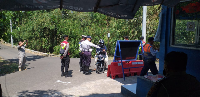 Petugas melakukan penyekatan di pos ganjil genap di Paralayang Kabupaten Majalengka.(Erick Disy)