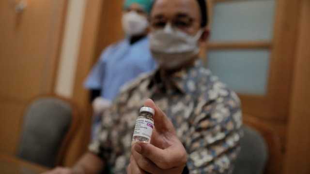 Gubernur DKI Jakarta Anies Baswedan menerima suntikan dosis kedua vaksin AstraZeneca. Foto: Instagram @aniesbaswedan