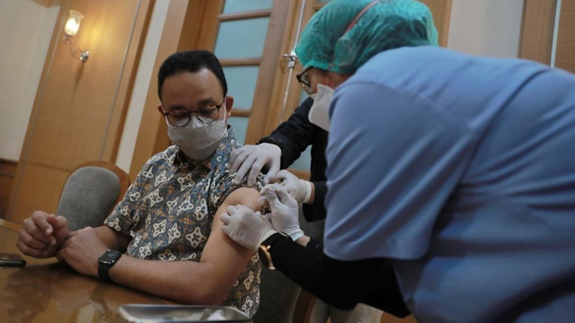 Gubernur DKI Jakarta Anies Baswedan menerima suntikan dosis kedua vaksin AstraZeneca. Foto: Instagram @aniesbaswedan
