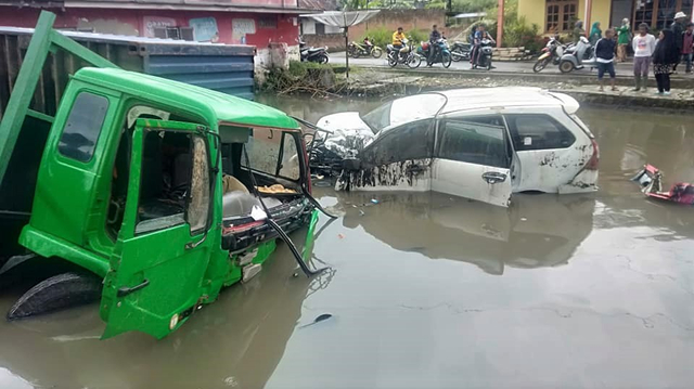 Truk tronton ekspedisi tabrak lima unit kendaraan di Jalan Raya Padang – Bukittinggi, Sumatera Barat, Sabtu 18 September 2021. Foto: facebook/sumbartime