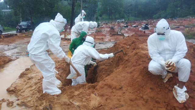 Proses pemakaman jenazah terjangkit  COVID-19 di Kota Jambi. (Foto: Istimewa)