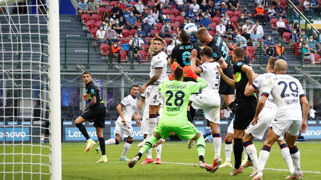 Pemain Inter Milan Milan Skriniar saat mencetak gol kedua saat menghadapi Bologna di Stadion San Siro, Milan, Italia, Sabtu (18/9). Foto: Alessandro Garofalo/REUTERS