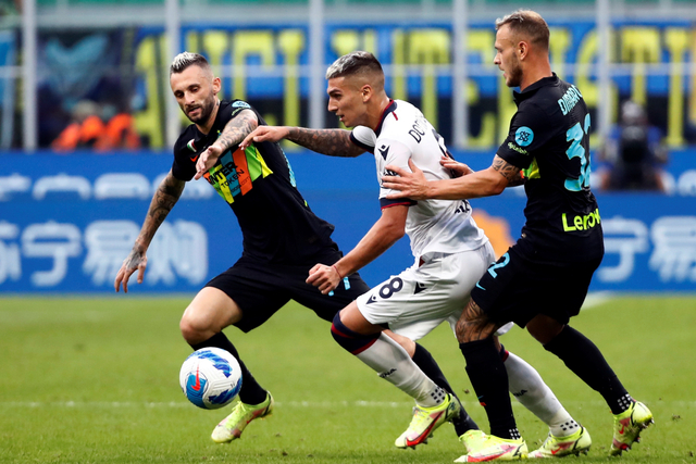 Pemain Bologna Nicolas Dominguez beraksi dengan Inter Milan Federico Dimarco dan Marcelo Brozovic di Stadion San Siro, Milan, Italia, Sabtu (18/9). Foto: Alessandro Garofalo/REUTERS