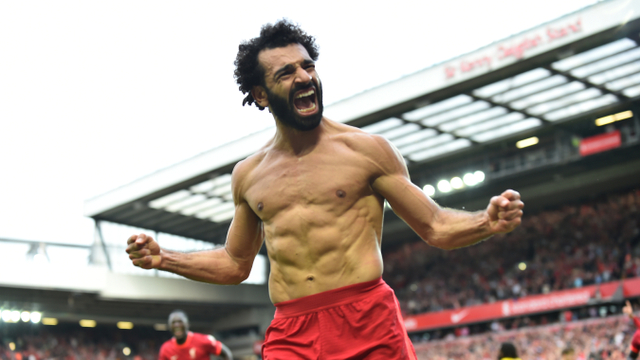 Pemain Liverpool Mohamed Salah merayakan gol keduanya saat menghadapi Crystal Palace di Stadion Anfield, Liverpool, Inggris, Sabtu (18/9). Foto: Peter Powell/REUTERS