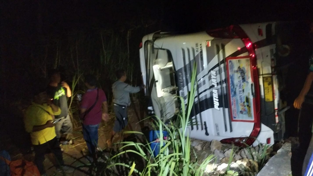 Bus yang ditumpangi rombongan nakes RSUD Semarang terguling di Gunungkidul. Foto: istimewa.
