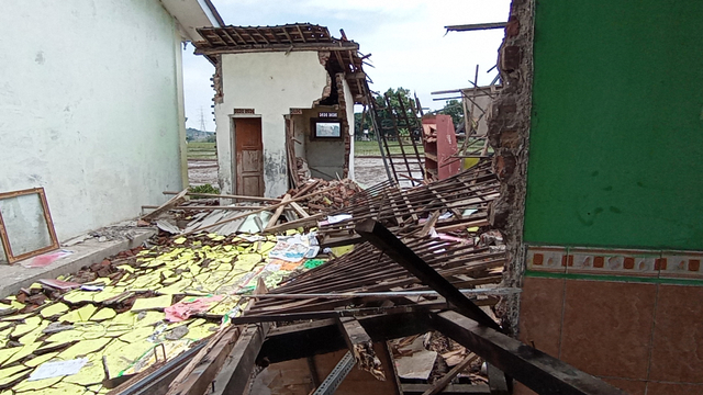 Satu bangunan kelas di SDN 2 Cangkoak, Kecamatan Dukupuntang, Kabupaten Cirebon, Jawa Barat, ambruk karena di makan usia. (Anastasya)