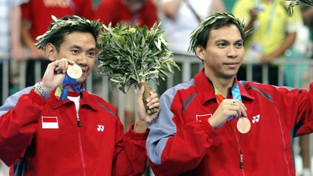 Eng Hian (kiri) bersama Flandy Limpele ketika meraih medali perunggu di Olimpiade 2004 . (Foto: Getty Images)