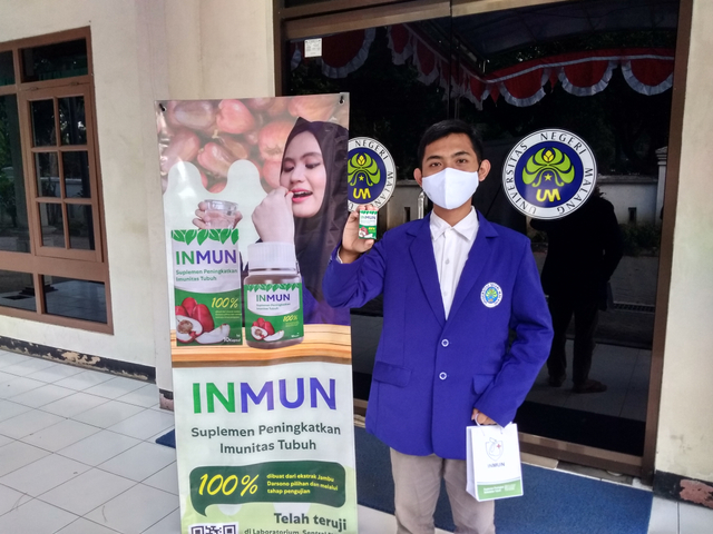 Promosi produk INMUN oleh mahasiswa UM. Pewarta foto : Fakhrun Nisa