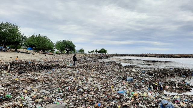 Sampah yang berserakan di Pantai Padang, Sumatera Barat (Foto: Adi S/Langkan.id)