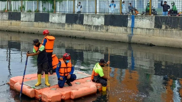 Petugas melakukan pencarian dan evakuasi orang tenggelam di kali di belakang Wisma Atlet, Jakarta Utara. Foto: Instagram/@humasjakfire
