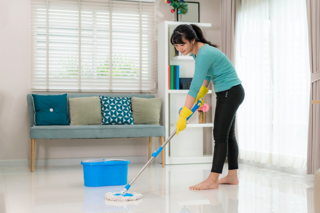 Ilustrasi membersihkan rumah untuk jaga kesehatan keluarga Foto: Shutterstock