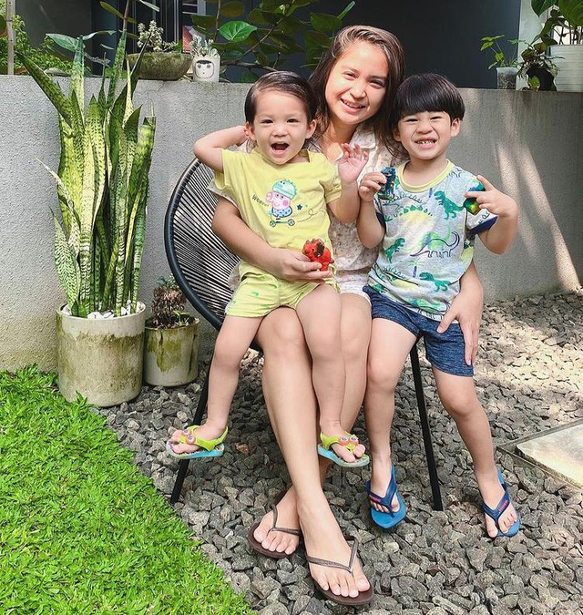 Putri Titian dan kedua anaknya. Foto: Instagram @putrititian