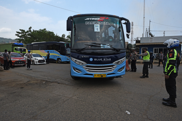 Petugas gabungan Satgas COVID-19 memutar balik sejumlah kendaraan yang akan masuk kawasan wisata Pantai Anyer di Ciwandan, Cilegon, Banten, Minggu (19/9).  Foto: Asep Fathulrahman/ANTARA FOTO