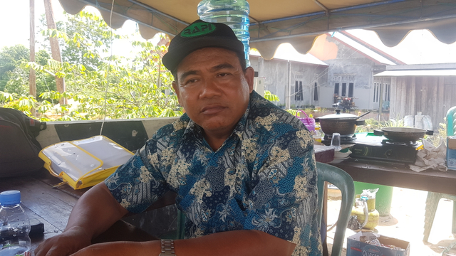 Kepala Desa Kumpai Batu Bawah, Bambang Silih Warno saat ditemui di Posko Banjir Desa setempat. Foto: Lukman Hakim/InfoPBUN