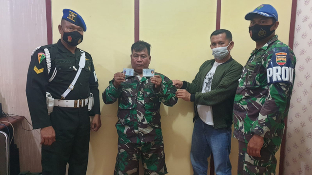 TENTARA gadungan bernama Roni Marpaung (tengah) saat memperlihatkan KTP miliknya dikawal dua anggota Kodim 0321/Rokan Hilir, Riau.