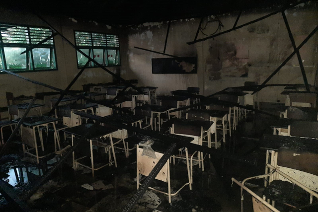 Kondisi ruang kelas MIN 8 Peukan Bada, Kabupaten Aceh Besar, yang hangus terbakar. Foto: Dok. BPBA