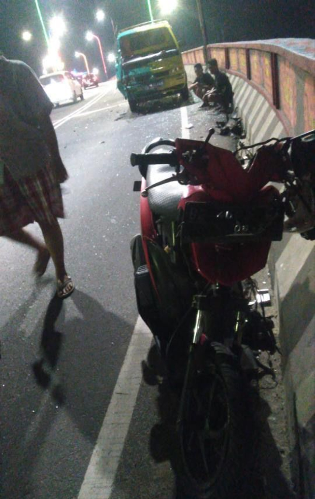 Diduga Mabuk, Pemotor Tabrak Pick Up di Flyover Sultan Agung Bandar Lampung (1)