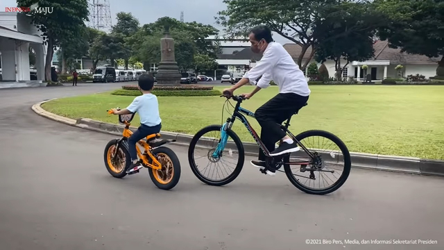 Presiden Joko Widodo naik sepeda bareng cucunya, Jan Ethes. Foto: Youtube/Sekretariat Presiden