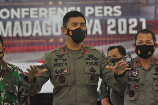 Kapolda Sulteng Irjen Pol Rudy Sufahriadi saat memberikan keterangan pers terkait tewasnya pimpinan teroris Poso Ali Kalora, di Parigi Moutong, Sulawesi Tengah. Foto: Tim PaluPoso