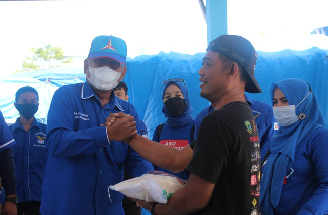 DPC Partai Demokrat Kuningan, Jawa Barat, membagikan 2 ton beras bagi warga terdampak pandemi COVID-19. (Andri)
