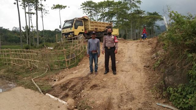 Bhabinkamtibmas mengecek langsung ke lokasi tanah milik Satgas Saber Pungli, Imam Prasodjo  Foto: Dok. Humas Polres Bogor