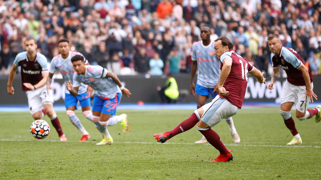 Pemain West Ham United Mark Noble gagal menendang penalti saat melawan Manchester United di Stadion London, Inggris. Foto: John Sibley/Reuters