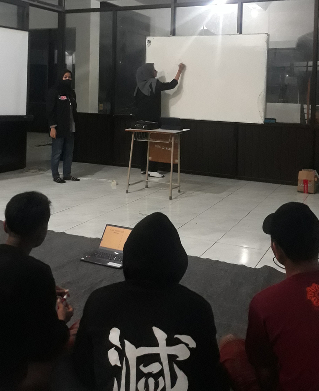 Mahasiswa PMM UMM memberikan materi Bahasa Inggris berupa part of speech