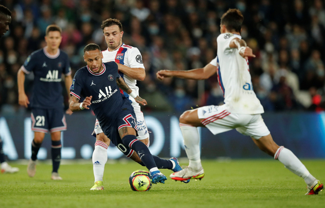 Pemain Paris St Germain Neymar duel dengan pemain Olympique Lyonnais Xherdan Shaqiri saat pertandingan di Parc des Princes, Paris, Prancis. Foto: Benoit Tessier/Reuters
