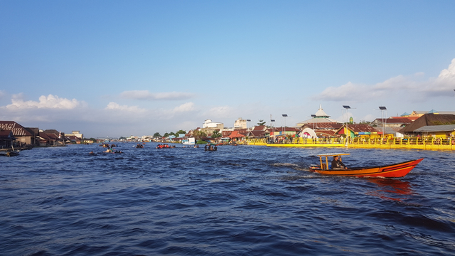 Suasana aktivitas bekanjur atau mandi sambil menghanyutkan diri menggunakan pelampung di Sungai Arut, Kotawaringin Barat. Foto: Lukman Hakim/InfoPBUN