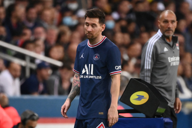 Ekspresi pemain Paris St Germain Lionel Messi saat diganti. Foto: Franck Fife/AFP