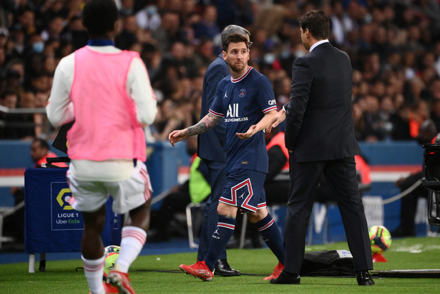 Ekspresi pemain Paris St Germain Lionel Messi saat diganti. Foto: Franck Fife/AFP