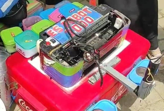 Kreatif! Jualan Minuman 'Es Robot' dengan Mesin Bekas Printer (3610)