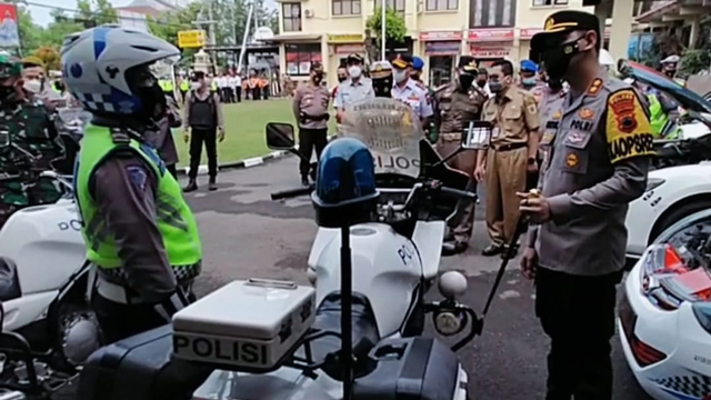 Kapolres Brebes AKBP Faisal Febrianto melakukan pengecekan sarana dan prasarana kendaraan persiapan pelaksanaan Operasi Patuh Candi mulai 20 September hingga 3 Oktober 2021. (Foto: Eko Nugroho)