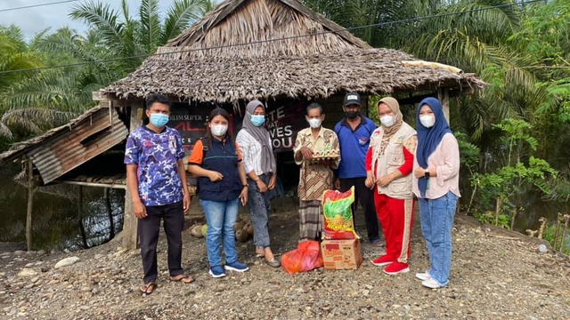 Dinas Sosial Kabupaten Mamuju Tengah menyerahkan bantuan untuk kakek Baddu. Foto: Dok. Istimewa