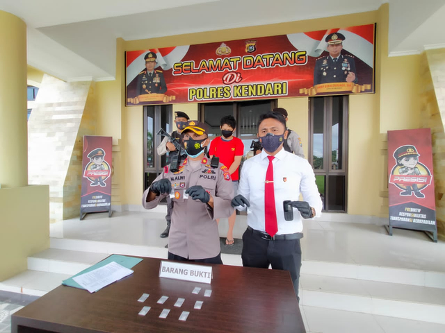 Wakapolres Kendari, Kompol Alwi, saat merilis barang bukti milik Syarifudin alias Sam (39). Foto: Deden Saputra/kendarinesia.