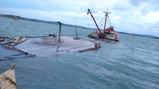 Kapal bermuatan semen tenggelam di Perairan Batuampar. Dua awak kapal dinyatakan hilang. (Foto: Yude/Batamnews)