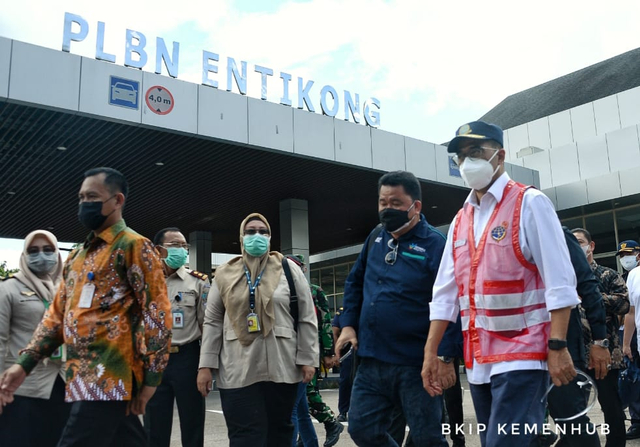 Menteri Perhubungan, Budi Karya Sumadi saat meninjau PLBN Entikong. Foto: Dok Kemenhub