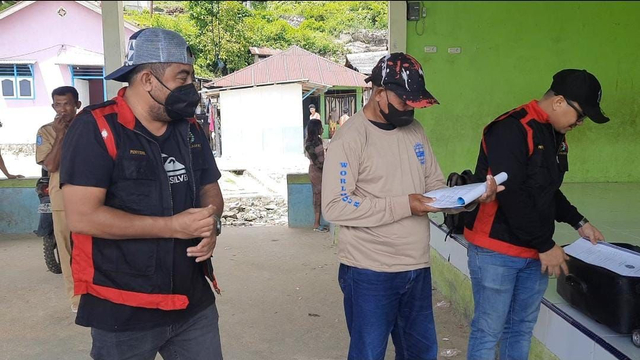 Kasi Pidsus Kejari Halmahera Utara bersama ahli konstruksi bangunan saat berada di lokasi. Foto : Istimewa