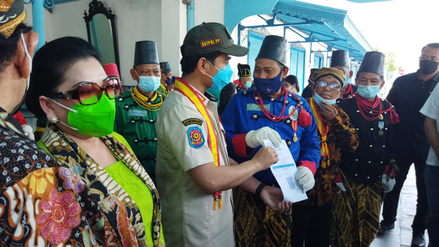 Gibran Rakabuming bersama abdi dalem Keraton Kasunanan Solo usai meninjau vaksinasi. (FOTO: Nurul Istiqomah)