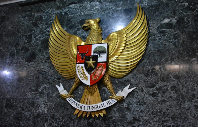 Flick.com - Bentuk perisai yang menggantung di leher Burung Garuda
